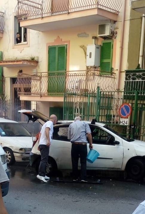 Napoli, esplode un'auto in pieno centro: panico tra i residenti