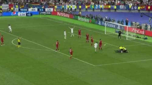 Champions, l'invasione di campo al 93' che impedisce a Ronaldo di segnare