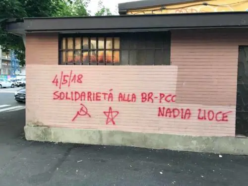 Scritte filo-Br al mercato. Il Comune cancella solo quelle dei fascisti?