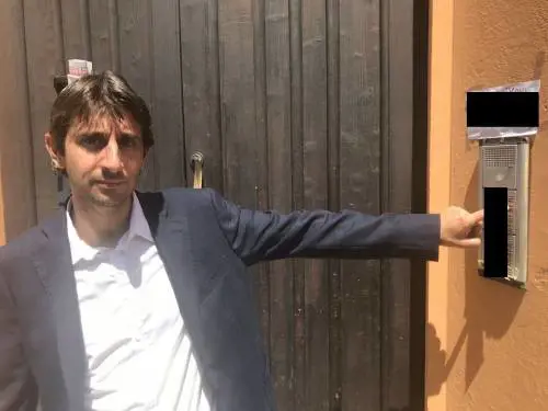 Cacciato di casa dagli immigrati ma paga 100mila euro l'anno