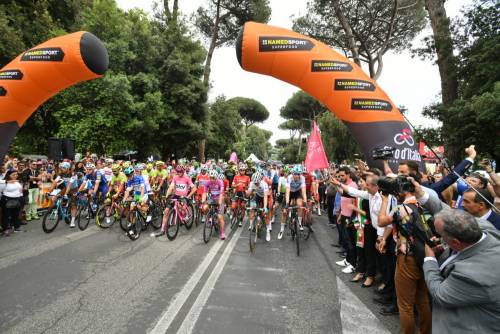 Giro d'Italia, 21a tappa con polemiche: la direzione riduce la corsa