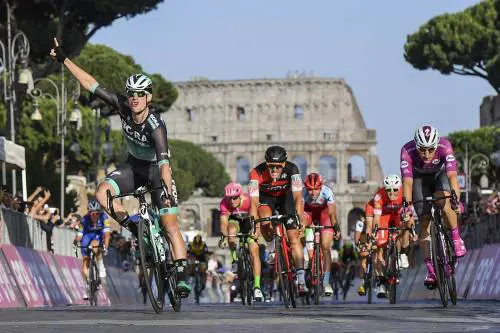 È di Bennett l'ultima firma in un Giro da incanto
