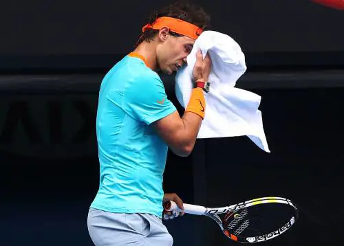 Il tennis fa la guerra all'asciugamano (e a Nadal)