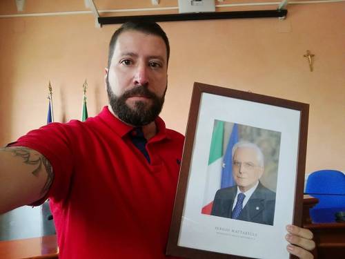 Roma, CasaPound toglie il ritratto di Mattarella dal X Municipio
