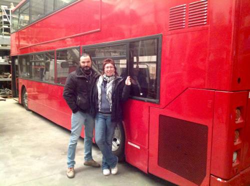 La coppia di librai trevigiani Sara Rago e Simone Brisotto davanti a Dennis, l'autobus londinese trasformato in libreria itinerante. 