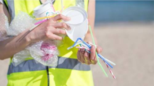 Catena di bar vieta la plastica e perde (quasi) tutti i suoi clienti