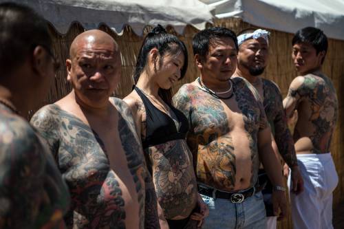La yakuza ora mostra i muscoli e sfila ai festival del Giappone