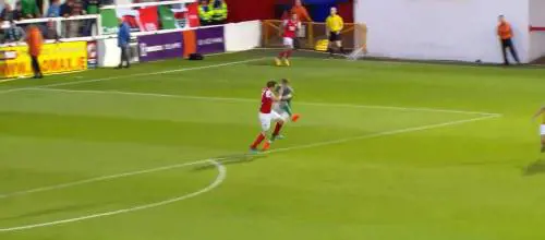 Irlanda, centrocampista tira dalla sua area e segna il gol dell'anno