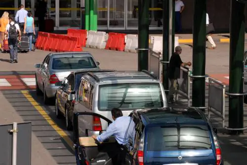 Stuprata dopo la disco, caccia ai tassisti abusivi