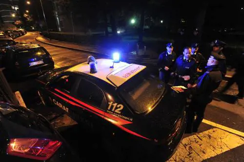 Agita il coltello e grida "Allah Akbar"