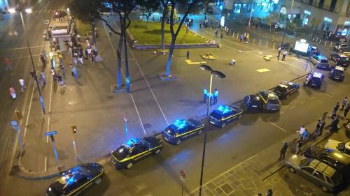 Migranti, assalto choc a Napoli: carabinieri accerchiati e feriti