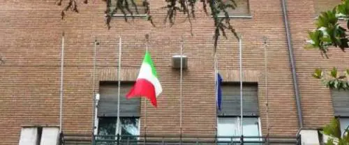 Mattarella boccia Savona. E l'agricoltore strappa le bandiere della Ue