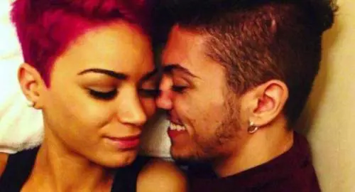 Amici, Elodie dimentica Lele. Pizzicata in discoteca mentre bacia un altro ragazzo