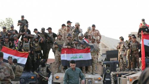 Iraq, i soldati festeggiano la liberazione della città di Mosul