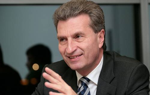 Oettinger, il kaiser delle gaffe che attacca l'Italia 