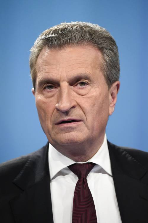 Il tedesco Oettinger minaccia: "Sanzioni se l'Italia non paga"
