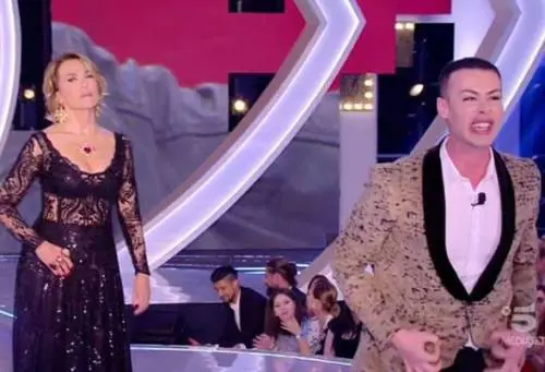 Gf, Angelo Sanzio sbotta in diretta contro Simone: "Hai una faccia di m..."