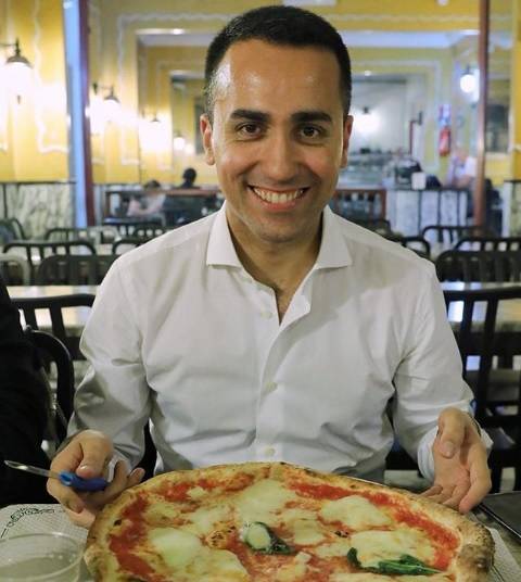 Di Maio si fa una foto con la pizza "Questa Oettinger se la sogna!"
