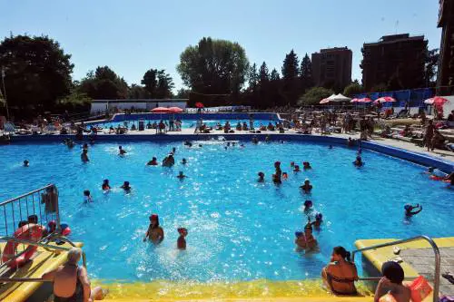 Al via l'estate in città: tutti in piscina e nei centri balneari