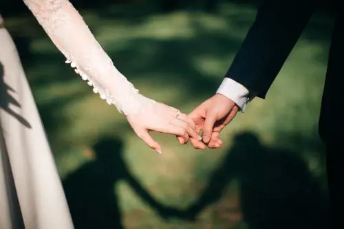 Entra in coma e perde la memoria, ma risposa il marito