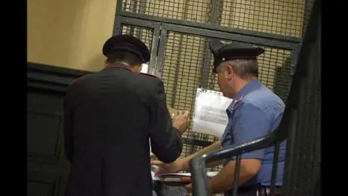 Entra in ascensore, trova il vuoto e muore
