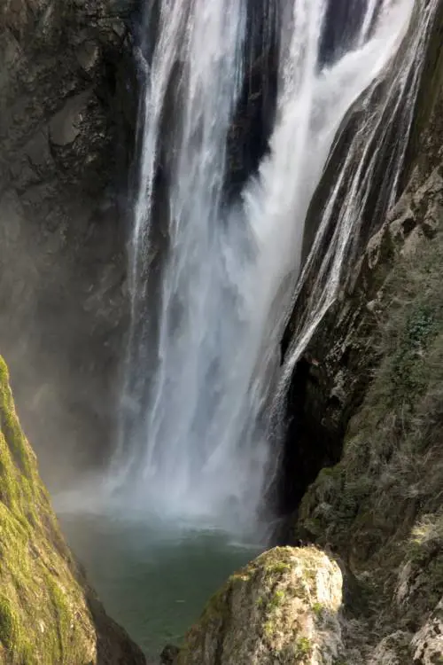 Torino, acrobata cerca di saltare una cascata ma precipita e muore 
