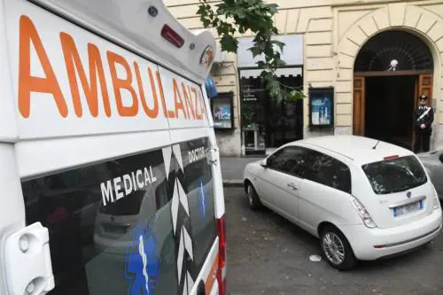 Ubriaco investe due diciottenni dopo lite: denunciato