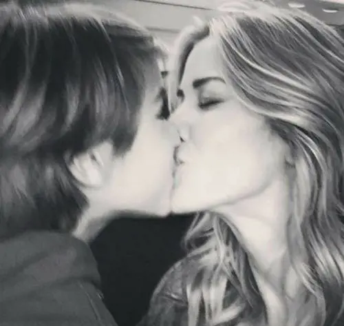 Elena Santarelli svela la malattia del figlio: "Ha un tumore cerebrale"