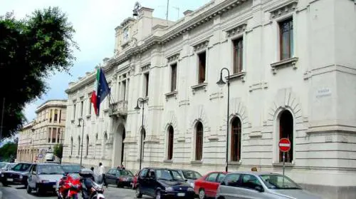 Paura a Reggio Calabria: disoccupato tenta di darsi fuoco in Comune