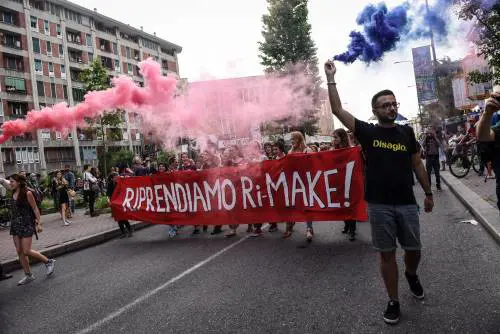 Il centro sociale si prende la scuola. C'è anche la consulente del Comune