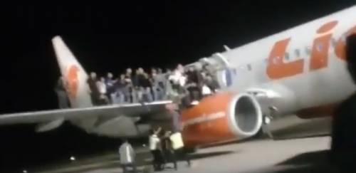 "C'è una bomba sull'aereo": i passeggeri spaventati saltano dalle ali
