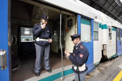 Foligno, sul treno senza biglietto: prende a sassate i poliziotti