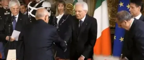 Quella stretta di mano tra Savona e Mattarella ​"Buon lavoro ministro"