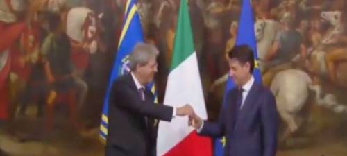 Lo scambio della campanella tra Gentiloni e Conte