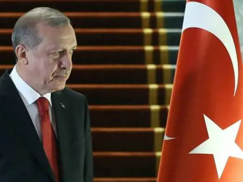 Erdogan cerca di coprire la crisi nera del Paese. Ma è troppo tardi