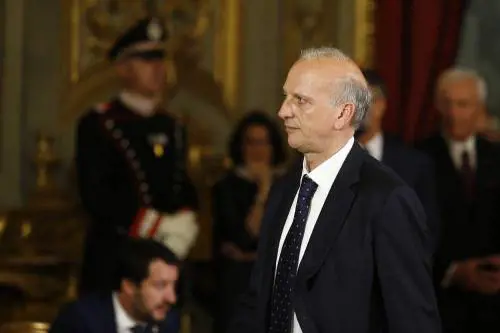 "Aiutare i nostri giovani è una priorità assoluta": caos sul ministro Bussetti