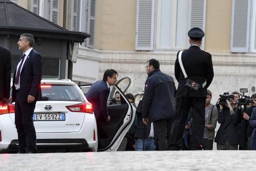 La beffa: arrivano in taxi, escono con auto blu e scorta