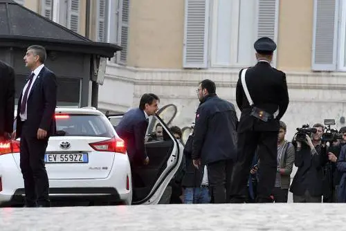 La beffa: arrivano in taxi, escono con auto blu e scorta