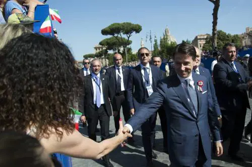 2 Giugno, bagno di folla per il premier Conte