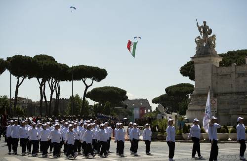Un Tricolore cala sul Colosseo. Il parà: "È un onore, lo dedico all'Italia"