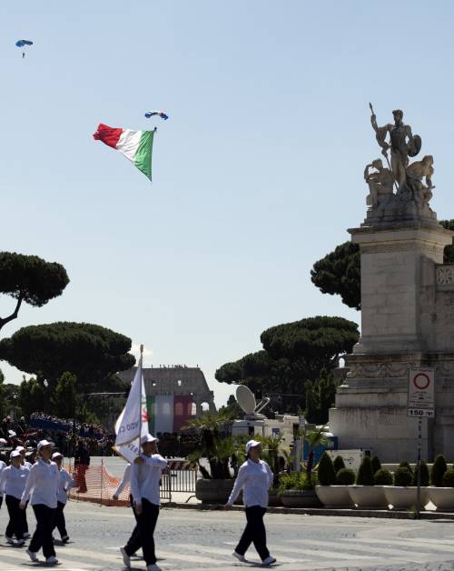 Il parà col Tricolore si cala sul Colosseo 