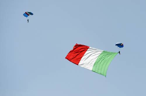 Un Tricolore calato dal cielo per onorare la Repubblica