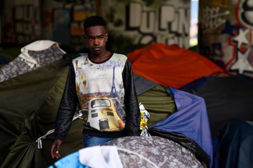 Macron mette i migranti nelle palestre. I genitori: “Preoccupati per i nostri bimbi”