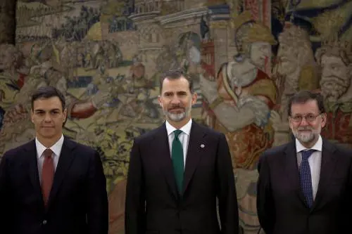 Spagna, Sanchez giura nelle mani del re (ma senza la Bibbia)