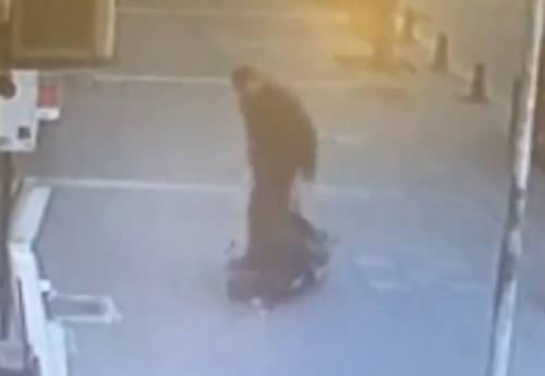 Picchia moglie in strada ma arriva il netturbino e mette l'uomo ko 