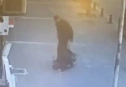 Picchia moglie in strada ma arriva il netturbino e mette l'uomo ko 