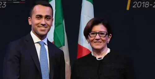 Il ministro Trenta sposta il marito in "conflitto d'interessi"