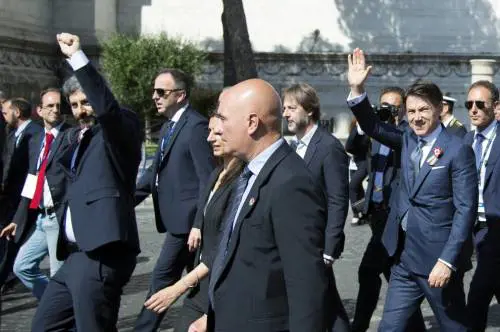 Pugno chiuso al 2 giugno Ecco il "compagno" Fico