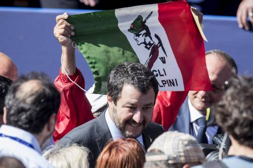 Molise, rogo in centro migranti. Il sindaco: "Salvini, aiutaci tu"