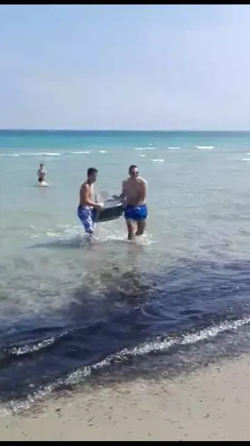 Allarme rifiuti a mare, nel leccese trovato un televisore in acqua